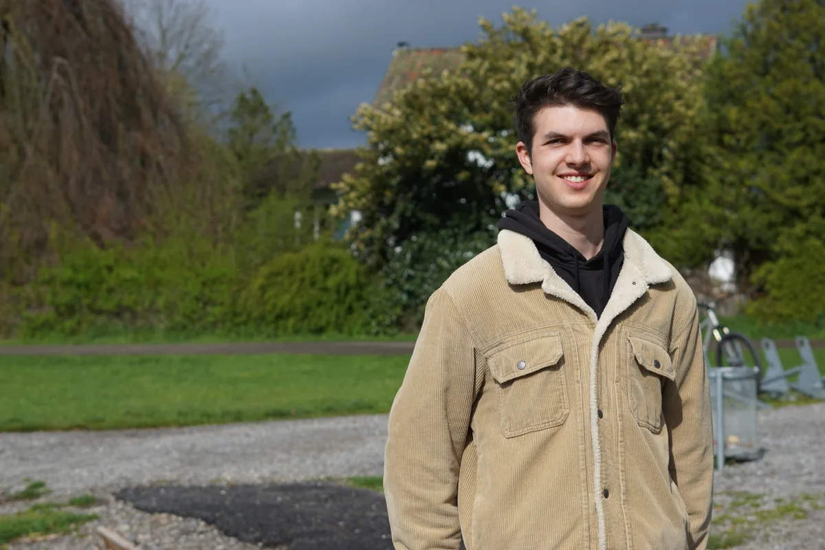 Man sieht Andrin Hauenstein aus Uster am Ufer vom Greifensee stehen.